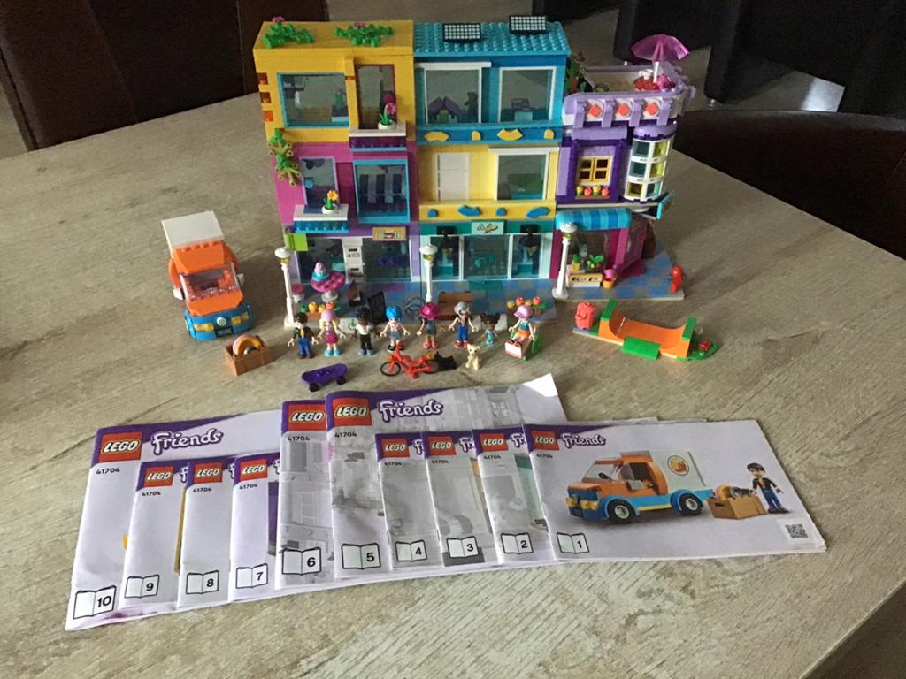 Lego friends Hoofdstraatgebouw 41704 + DOOS, Ophalen of Verzenden, Zo goed als nieuw