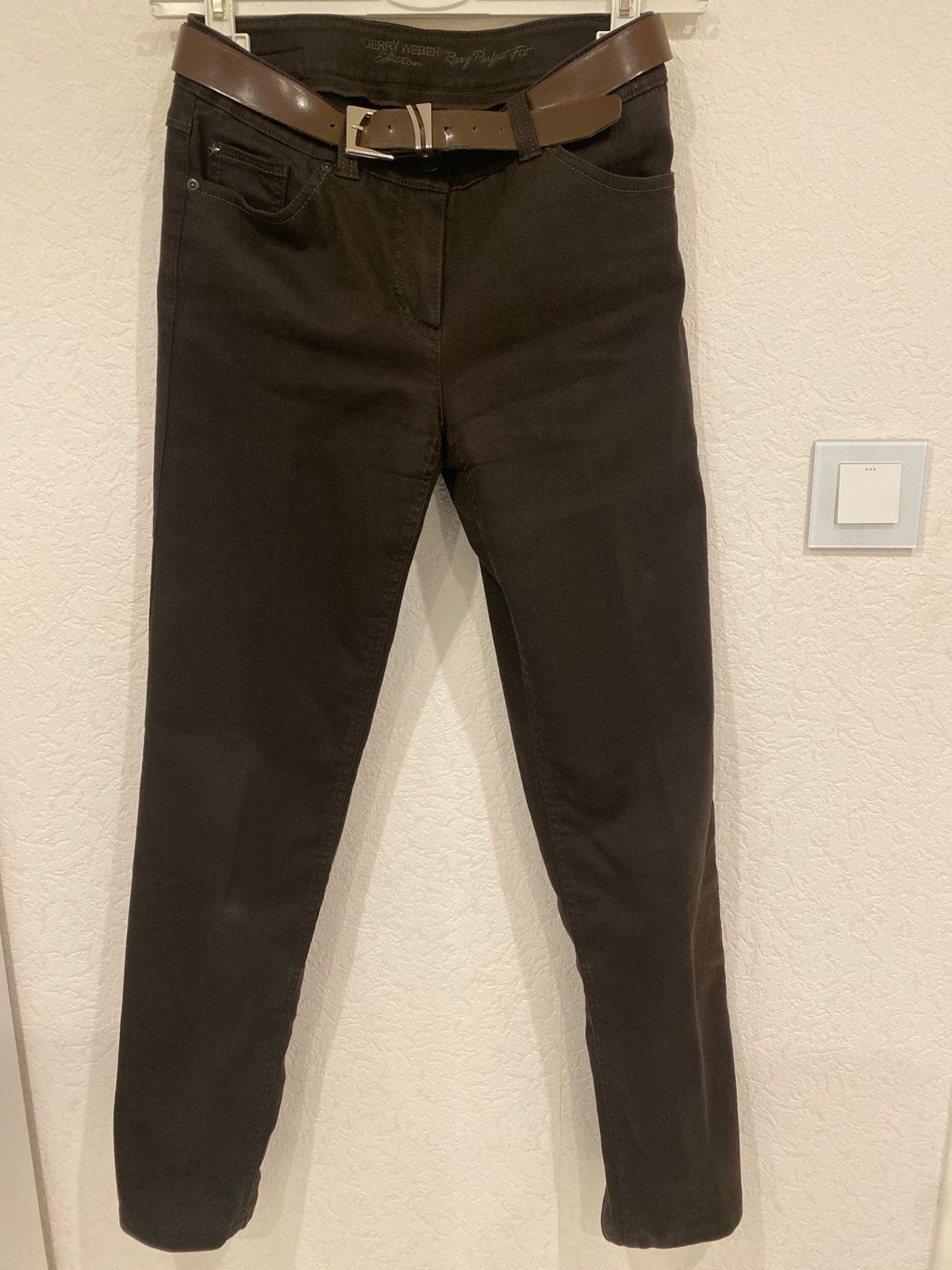 Donkerbruine broek met riem - Maat 38/40 (M), Maat 38/40 (M), Bruin, Ophalen of Verzenden, Lang