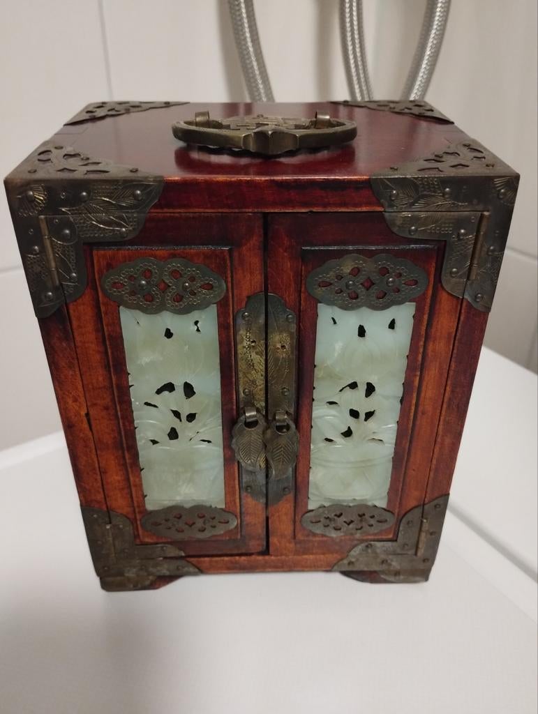Oud chinees pallisander hout juwelenkist met messing en jade, Ophalen of Verzenden