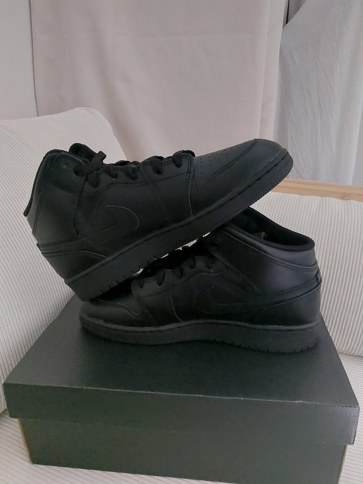 Nike Air Jordan 1 Mid Triple Black - Maat 40, Zwart, Nieuw, Sneakers of Gympen, Ophalen