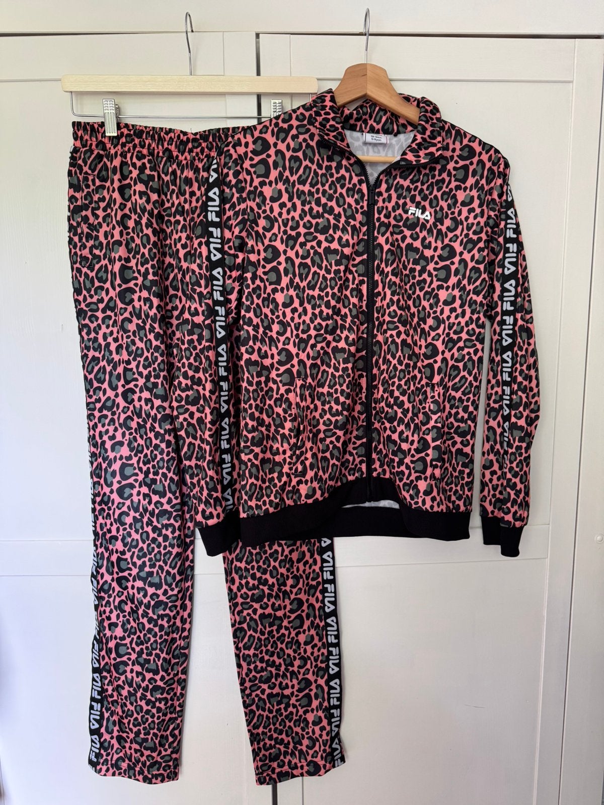 Fila trainingspak panterprint 158-164 | roze leopard set, Ophalen of Verzenden, Zo goed als nieuw, Meisje, Setje