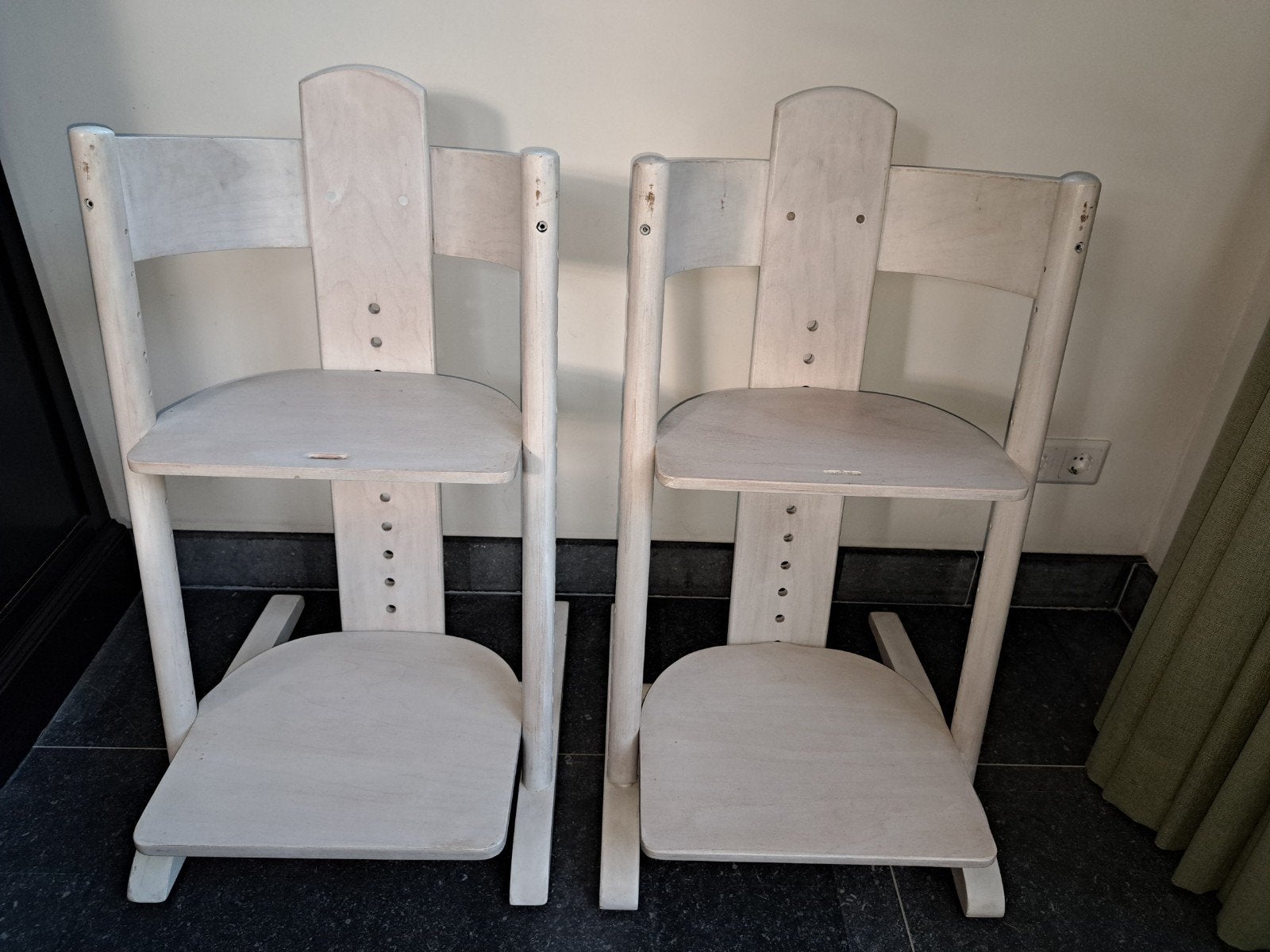 2x Moizi kinderstoelen - white-wash krijtverf, Ophalen of Verzenden, Gebruikt, Meegroeistoel, Aanschuifbaar
