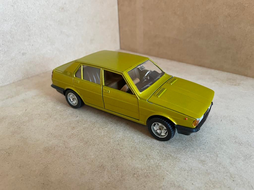 model Alfa Romeo Guiletta, goudgeel 1/24, Mebetoys, bespeeld, Ophalen of Verzenden, Gebruikt, Auto