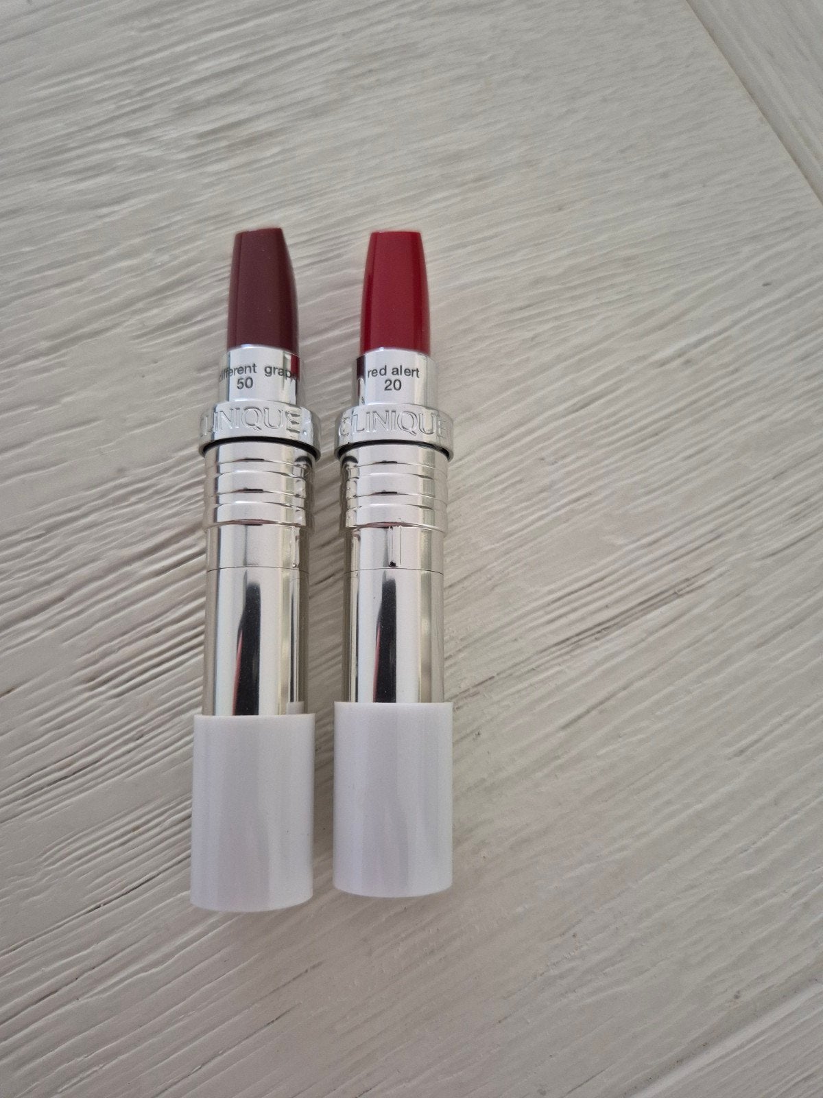 Clinique Different Lipstick - Red Alert & Different Grape, Gebruikt, Lippen, Ophalen of Verzenden, Make-up