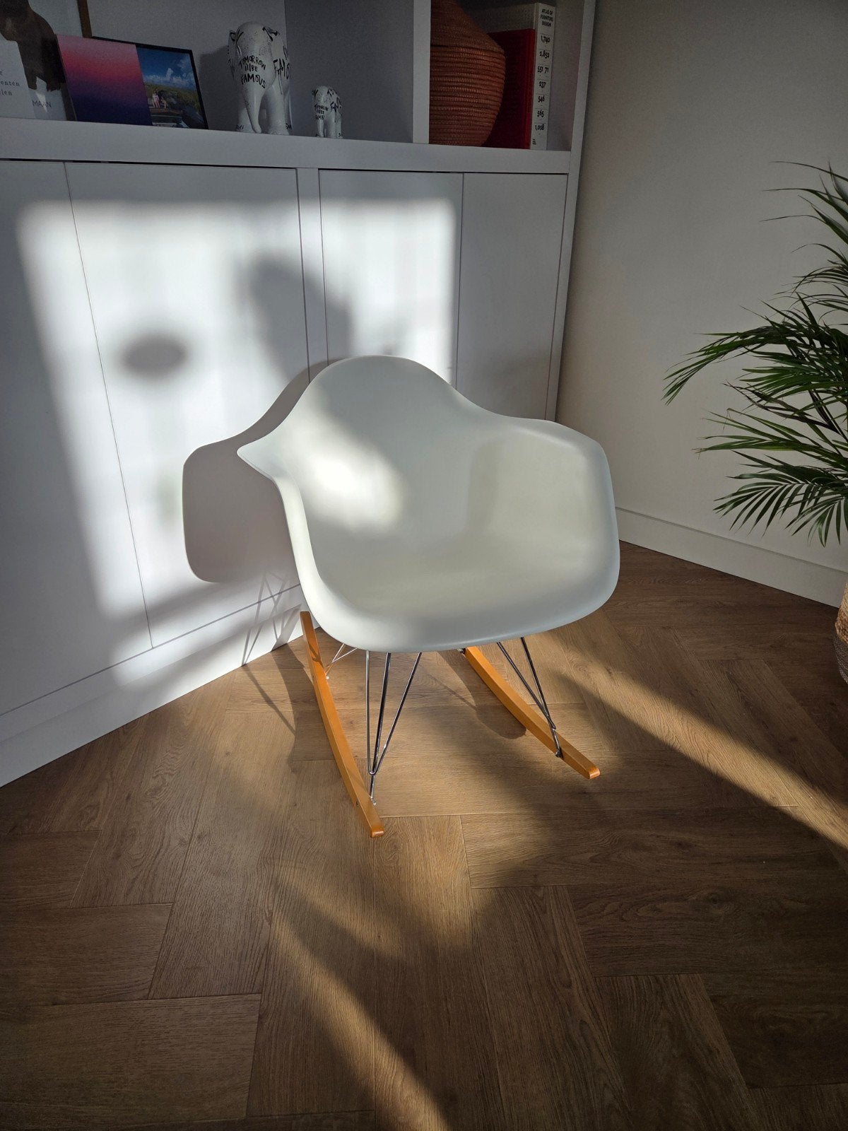 Vitra RAR Schommelstoel - Wit met eikenhouten glijders, Ophalen