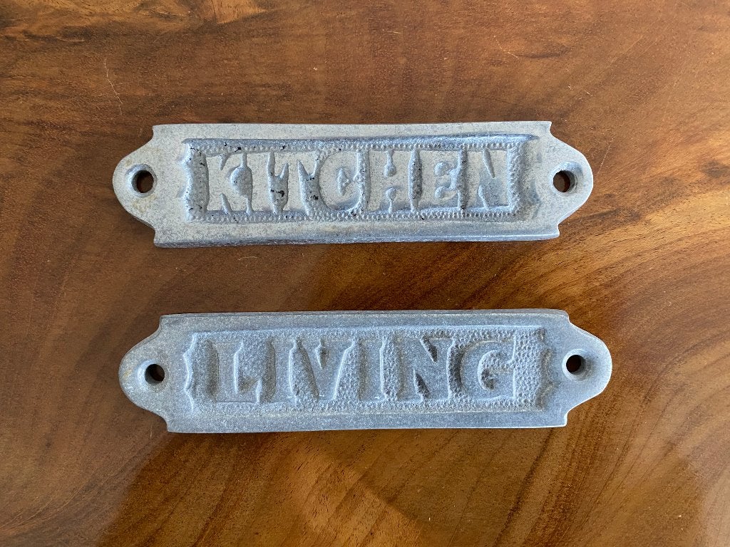 Retro gietijzeren bordjes Kitchen en Living. Set van 2., Metaal, 4 cm, Overige typen, Nieuw