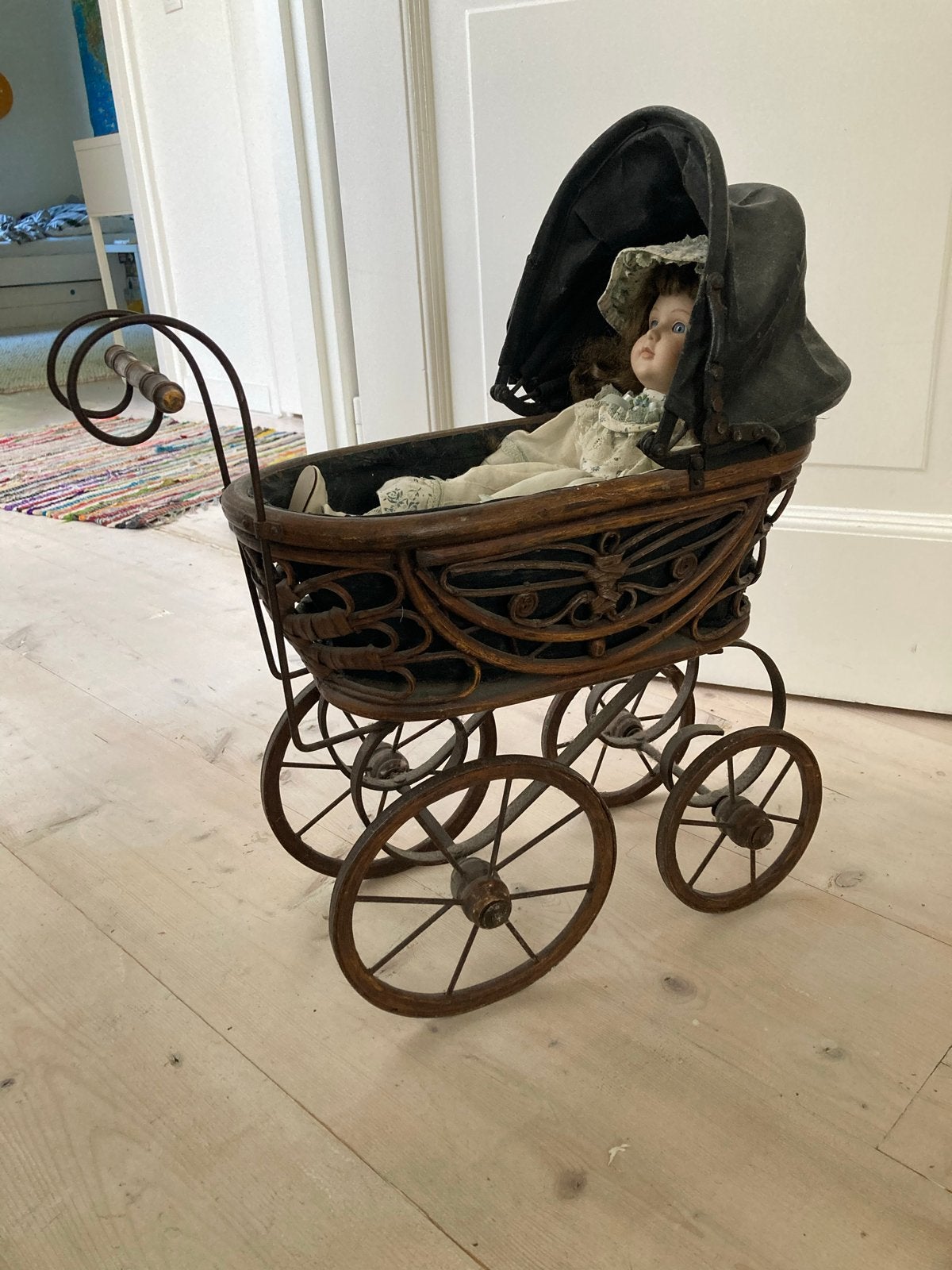 Antieke houten speelgoed kinderwagen met pop, Ophalen of Verzenden