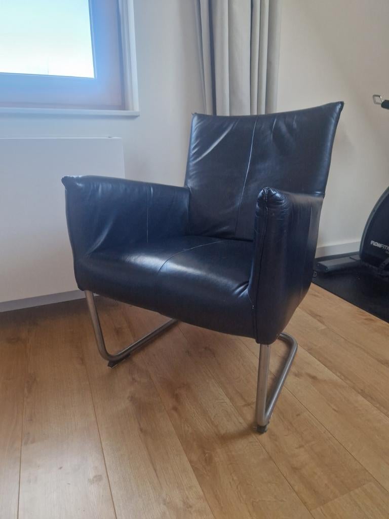 Leolux fauteuil zwart leer met metalen onderstel, Ophalen, Gebruikt, 50 tot 75 cm, Leer