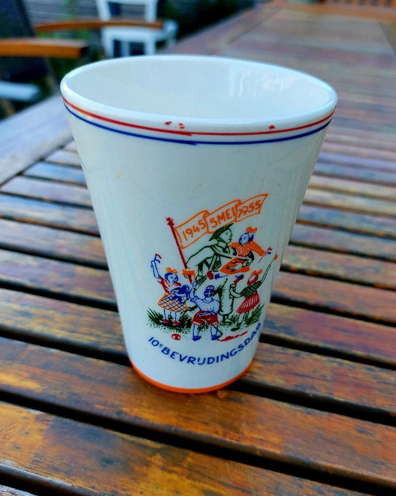 Beker:10e bevrijdingsdag van Regout, Maastricht (1955)., Ophalen of Verzenden, Zo goed als nieuw, Nederland, Servies