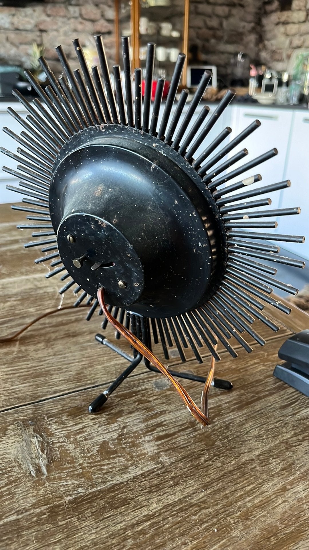 Vintage Hilbink tafelklok sunburst ontwerp jaren 50/60, Gebruikt, Analoog, Ophalen of Verzenden, Tafelklok