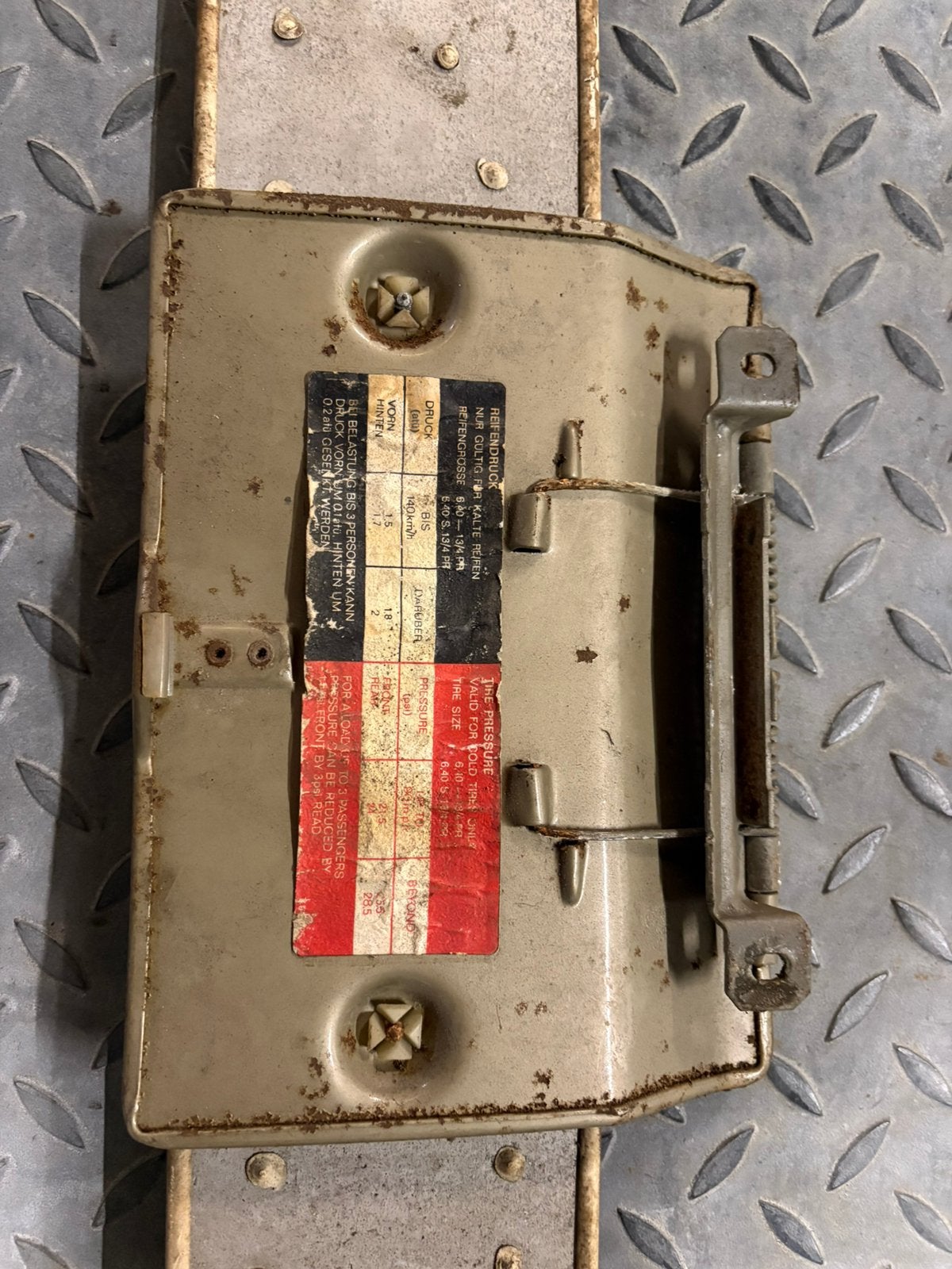 Tankdop klepje Ford Taunus 17M 20M, Gebruikt, Achterklep, Ophalen of Verzenden, Ford