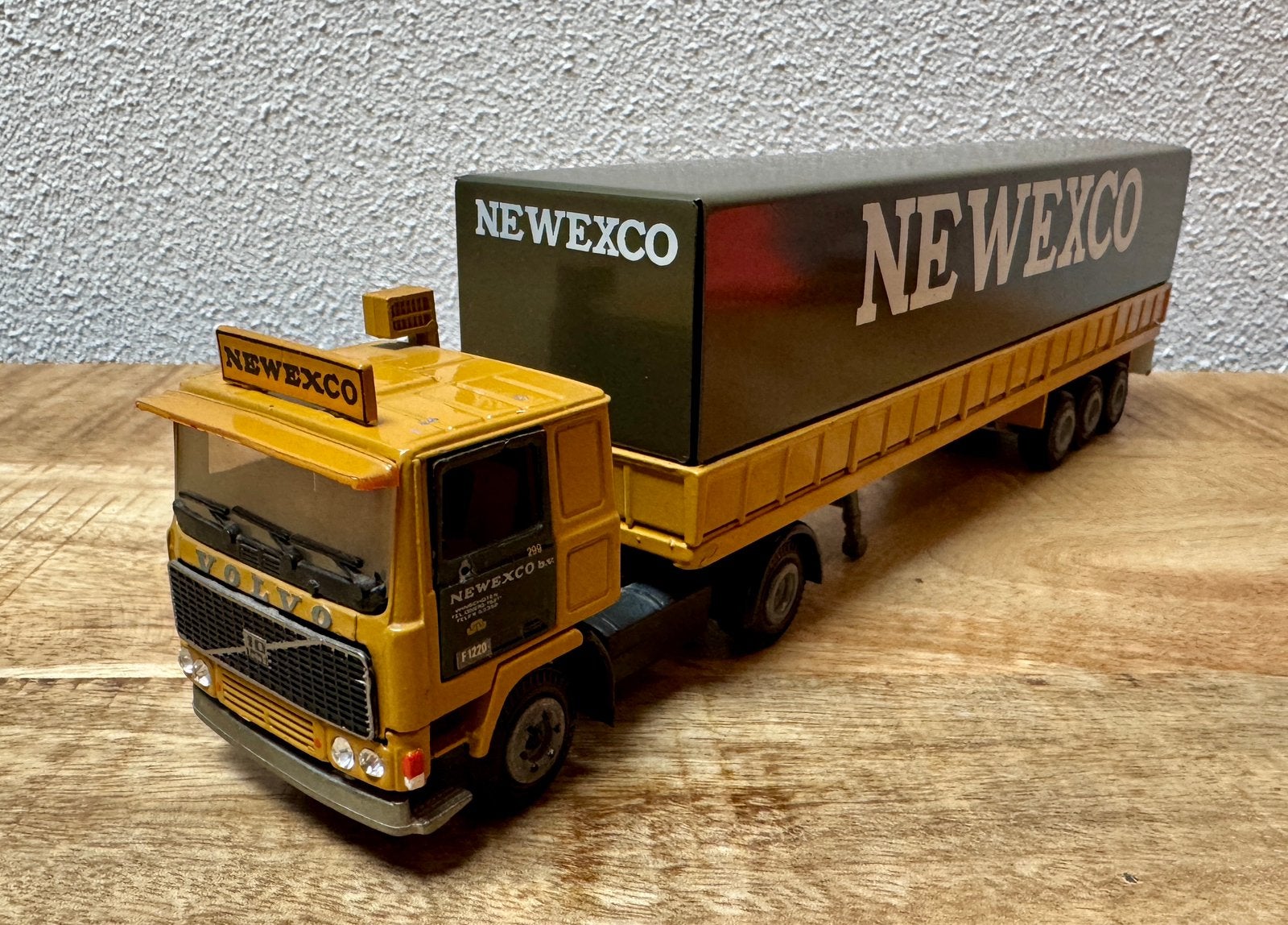 #2 Tekno Volvo F10 met huiftrailer firma Newexco, Hobby en Vrije tijd, Modelauto's | 1:50, Ophalen of Verzenden, Gebruikt, Bus of Vrachtwagen