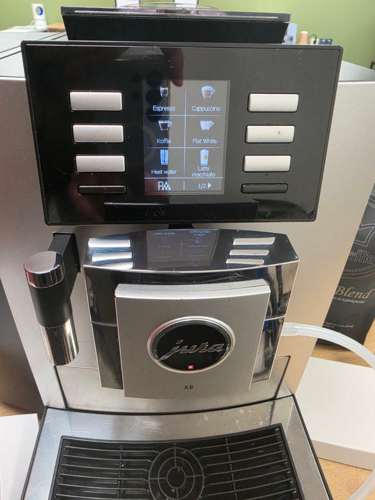 Jura X8: Robuuste, veelzijdige professionele koffiemachine, Ophalen, Info@nl.jura.com, 10 kopjes of meer, Afneembaar waterreservoir