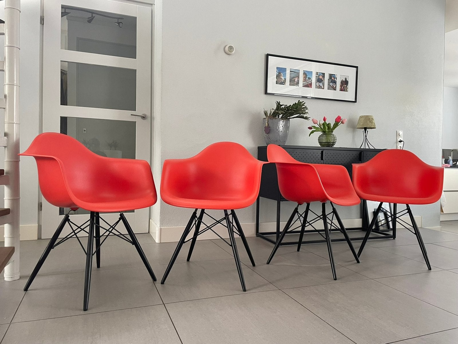 Vitra Eames kuipstoelen poppy red daw zwart, Vitra, Zwart, Ophalen of Verzenden, Zo goed als nieuw