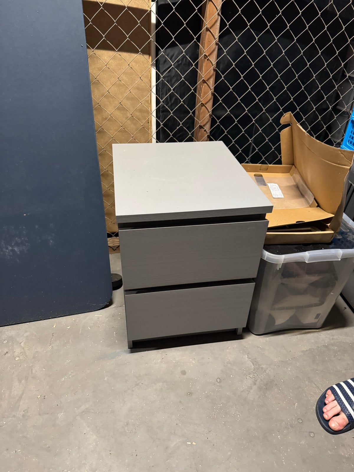 IKEA Nachtkastje met twee lades - Grijs, Huis en Inrichting, Slaapkamer | Nachtkastjes, Gebruikt, 45 tot 65 cm, Hout, 55 tot 70 cm