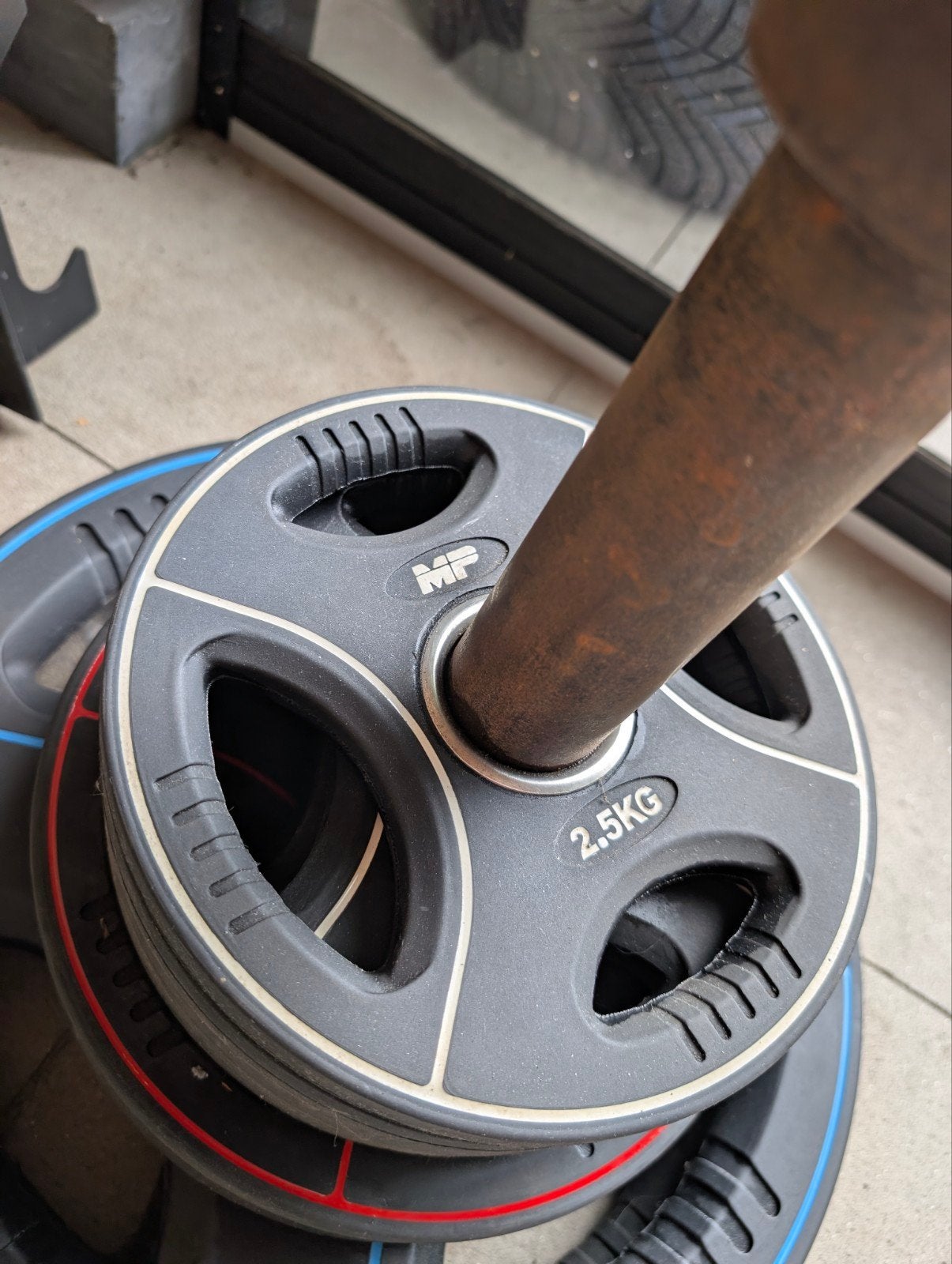 Barbell inclusief schijven, totaal 80 kg., Ophalen, Zo goed als nieuw, Halterschijven