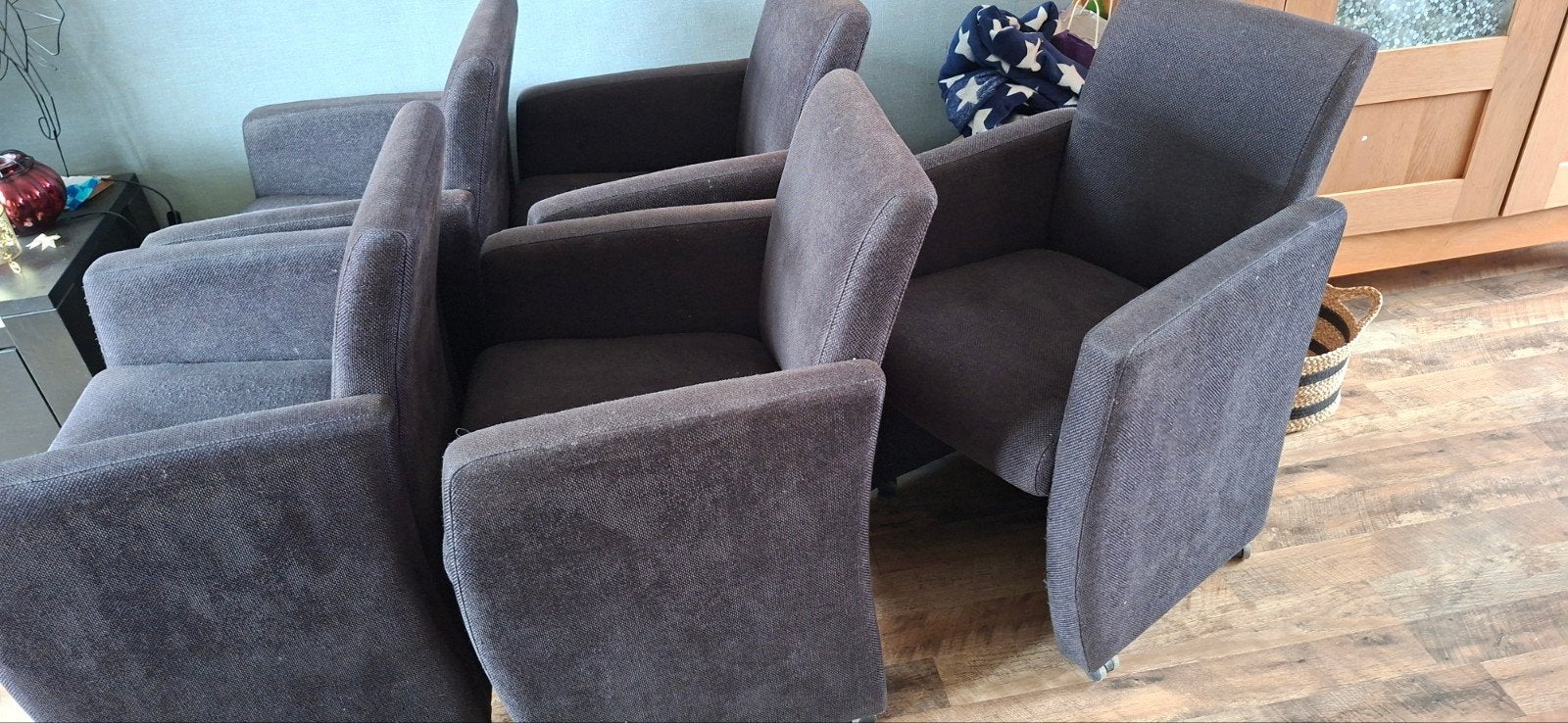 6 donkergrijze eetkamerstoelen, waarvan 1 elders staat, Huis en Inrichting, Ophalen of Verzenden, Gebruikt, Grijs, Vijf, Zes of meer stoelen