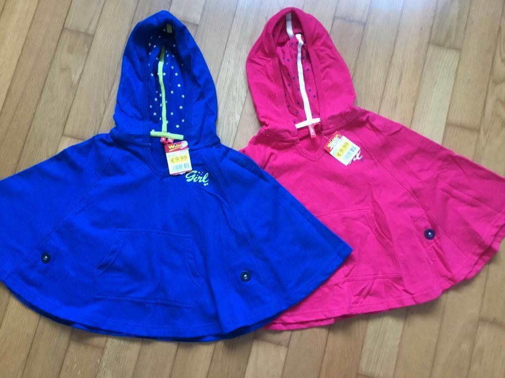 2 Capes - 116, Ophalen, Zo goed als nieuw, Meisje, Overige typen