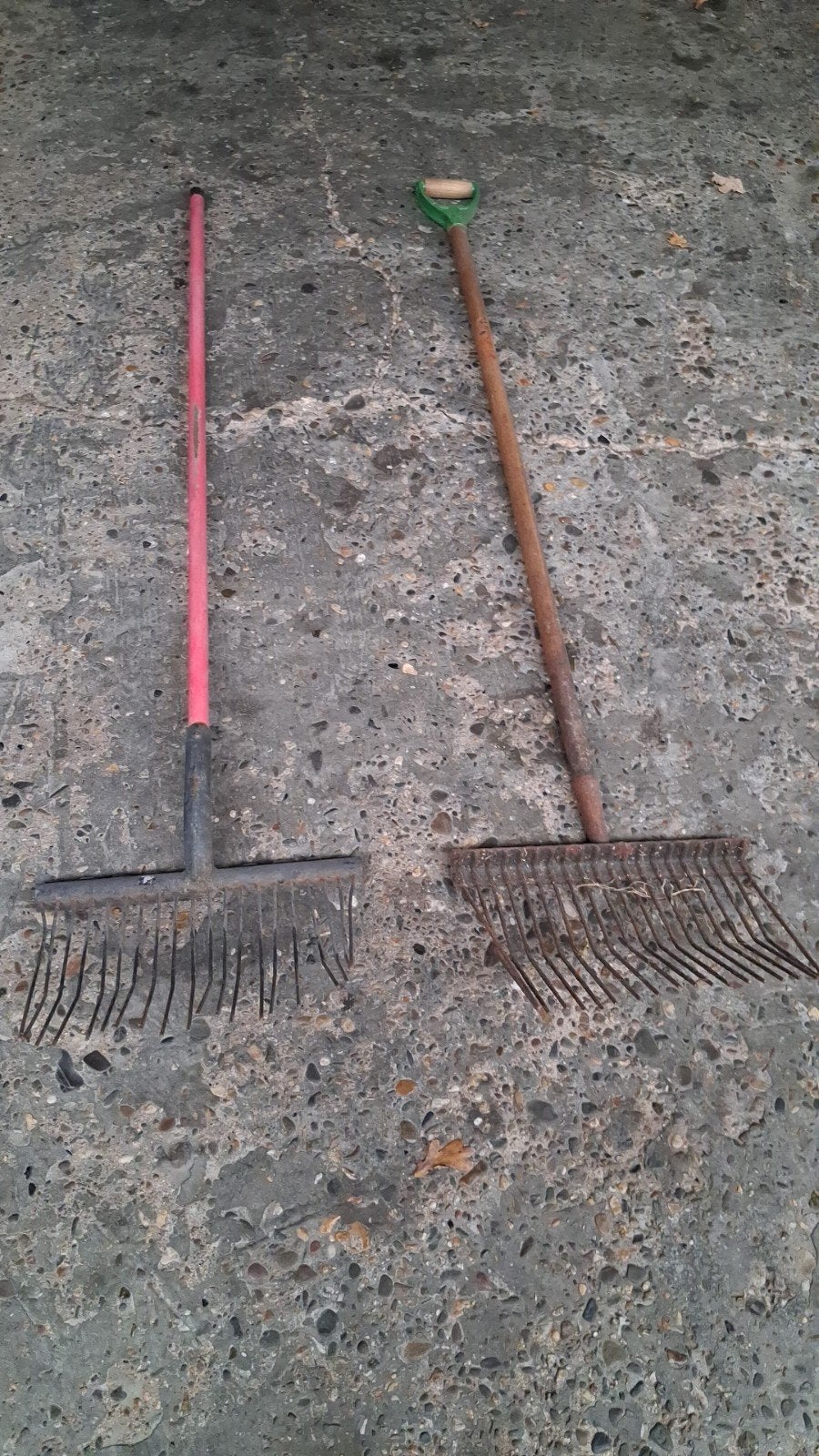 Twee gebruikte harken voor tuin en erf, Tuin en Terras, Ophalen of Verzenden, Gebruikt, Hark, Onbekend