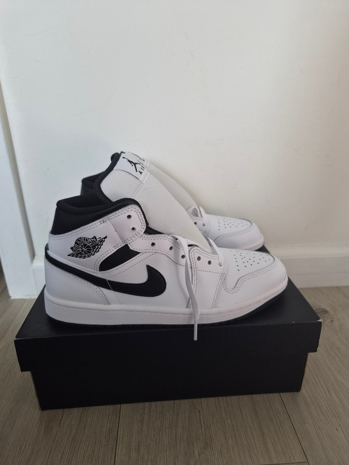 Nike Air Jordan 1 Mid - Wit/Zwart - Maat 41, Kleding | Heren, Ophalen, Wit, Nike Air Jordan, Sneakers of Gympen