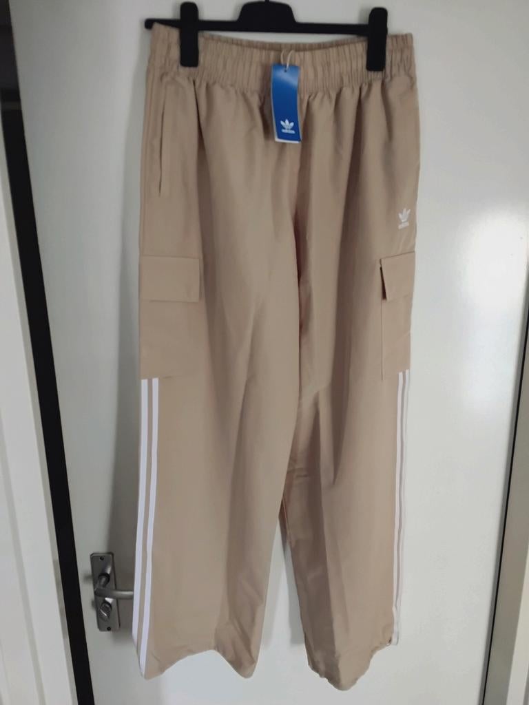 Nieuwe Adidas Cargo pants broek maat L, Adidas, Beige, Maat 42/44 (L), Nieuw