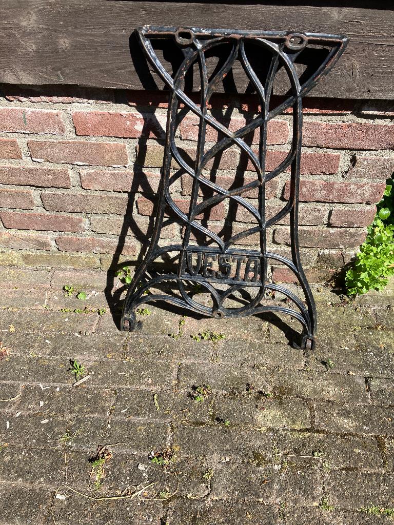 naaimachine tafel poot vesta gietijzer, Ophalen