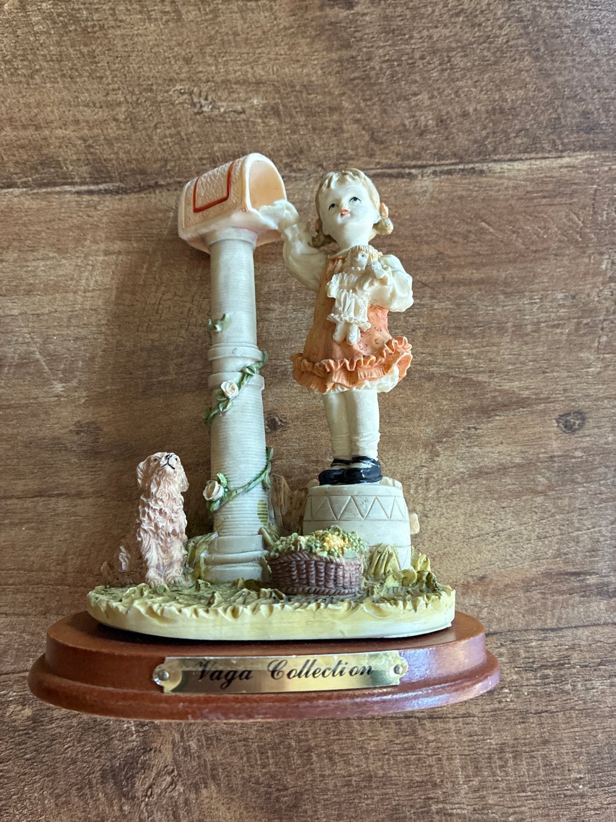 Vintage beeldje meisje met hondje en brievenbus, Ophalen of Verzenden, Zo goed als nieuw, Mens