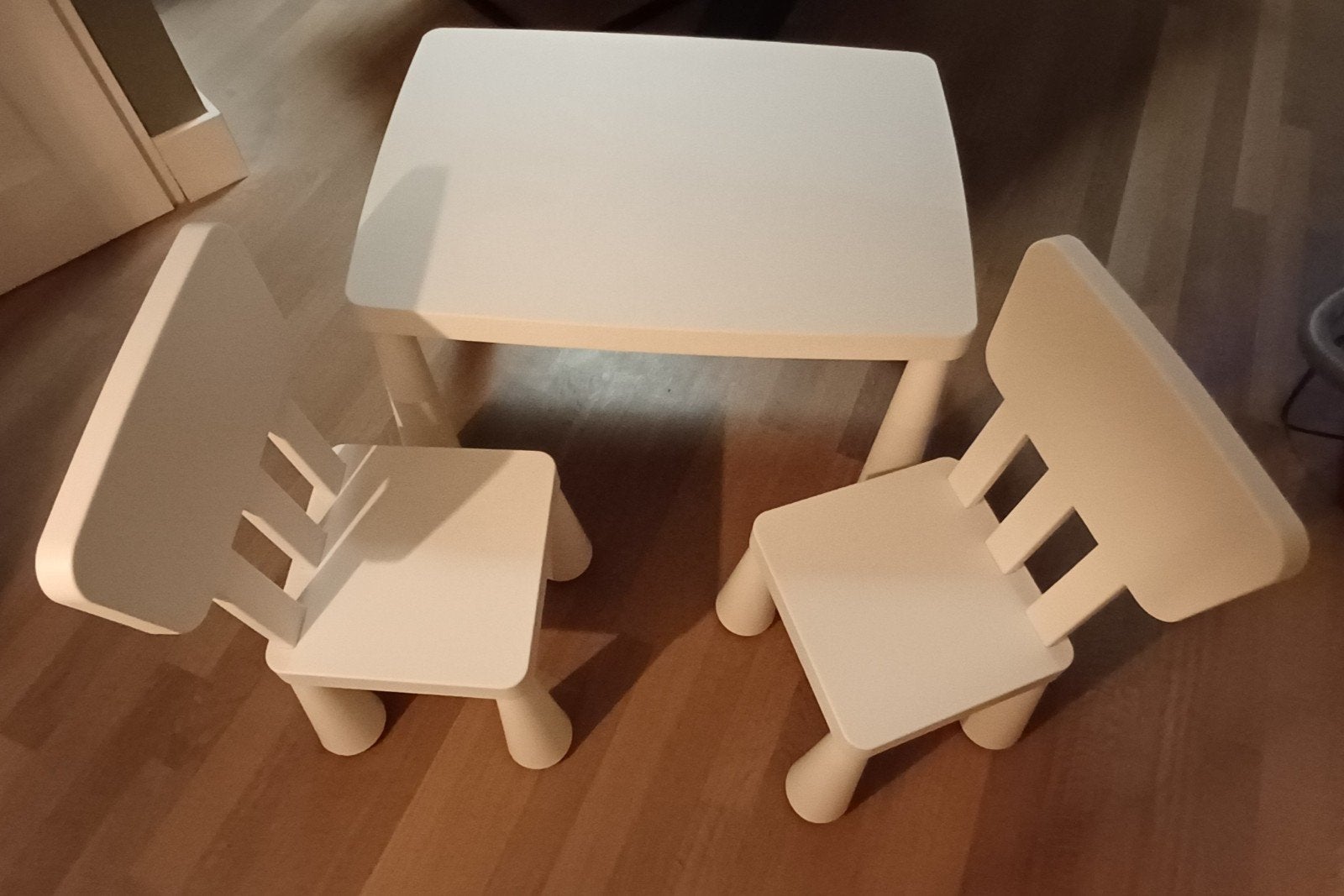 Ikea Mammut kindertafel met 2 stoeltjes wit, Kinderen en Baby's, Kinderkamer | Tafels en Stoelen, Ophalen of Verzenden, Gebruikt