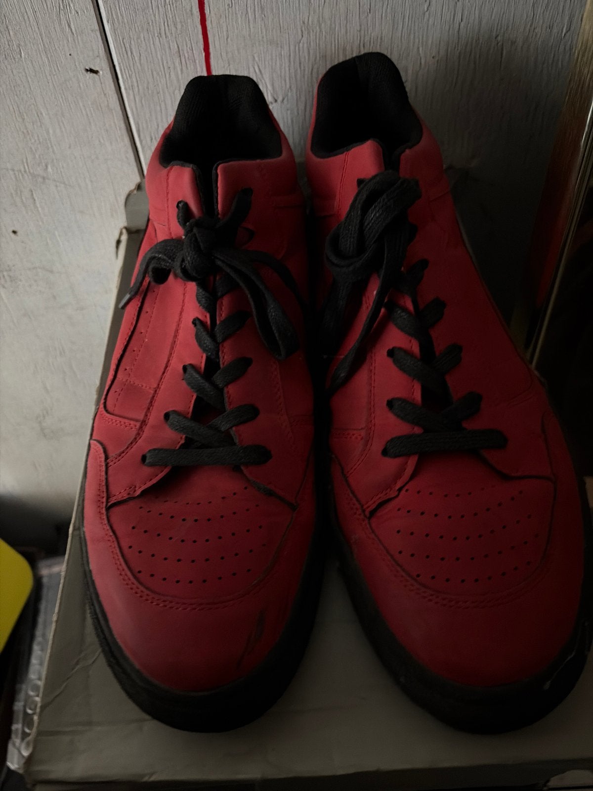 Rode sneakers met zwarte veters, Ophalen of Verzenden, Gedragen, Overige kleuren, Sneakers of Gympen