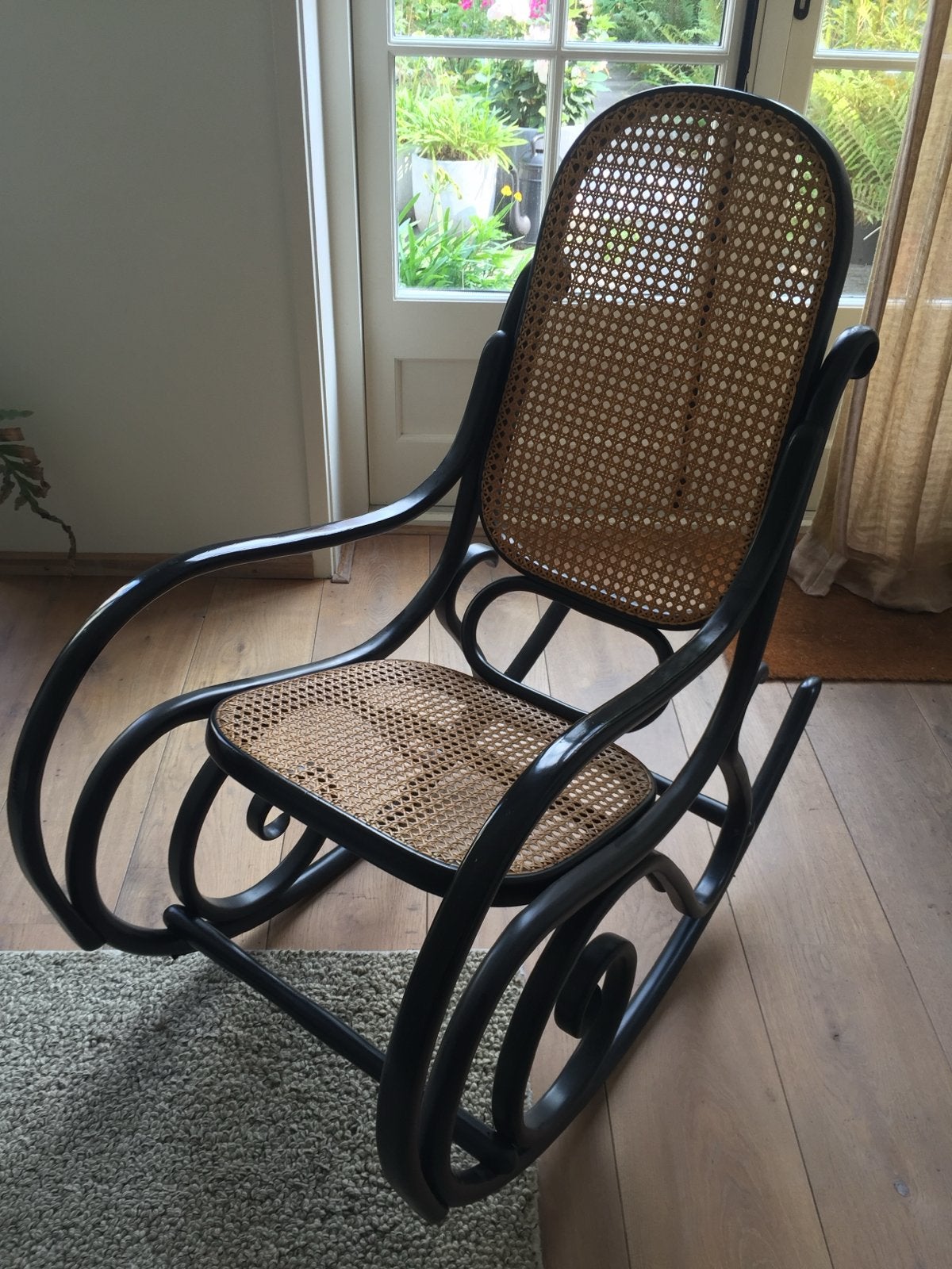 Schommelstoel Thonet stijl jaren 70, Huis en Inrichting, Ophalen, Gebruikt, Zwart, Eén