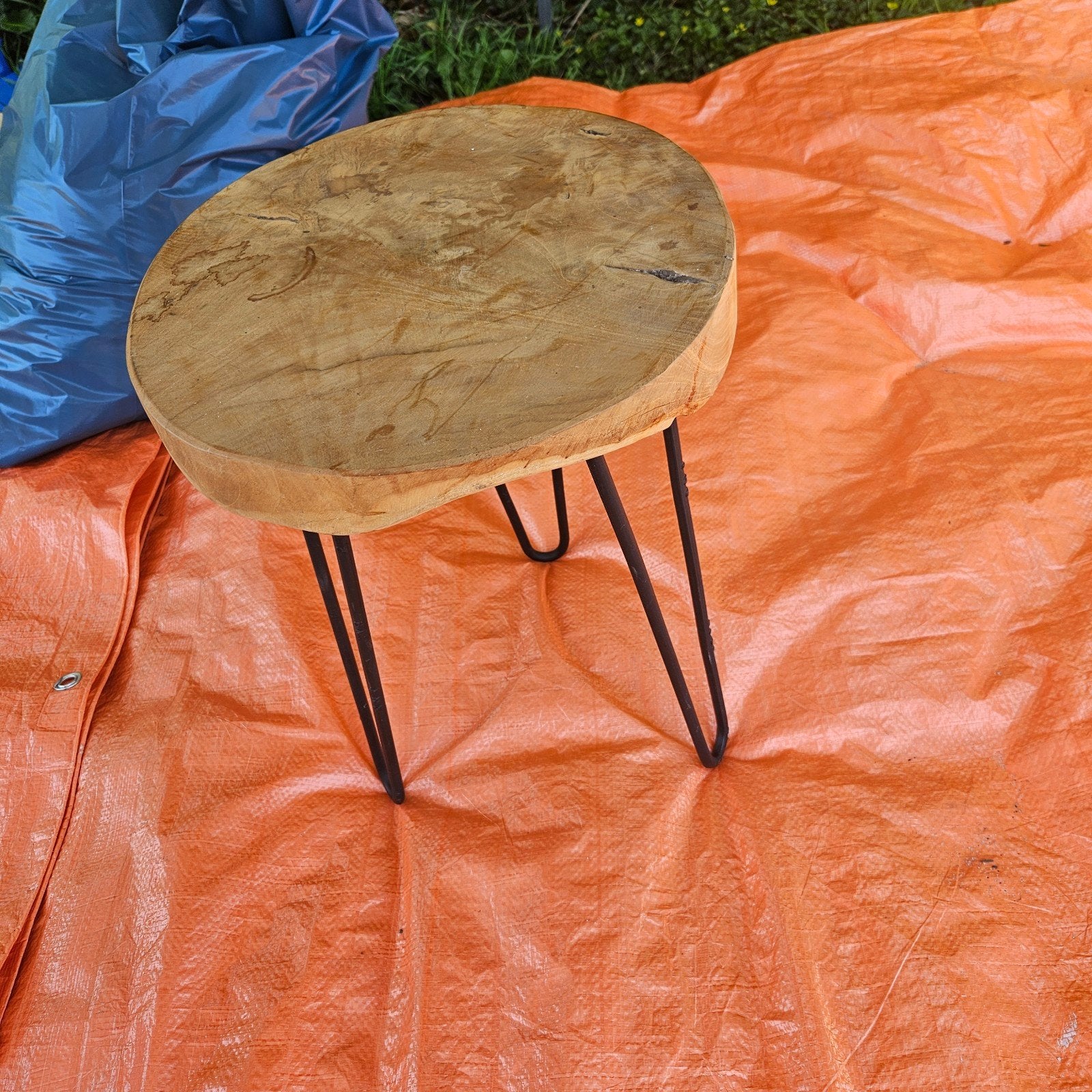 Unieke houten bijzettafel met metalen poten, Ophalen, Minder dan 45 cm, Minder dan 55 cm, Gebruikt