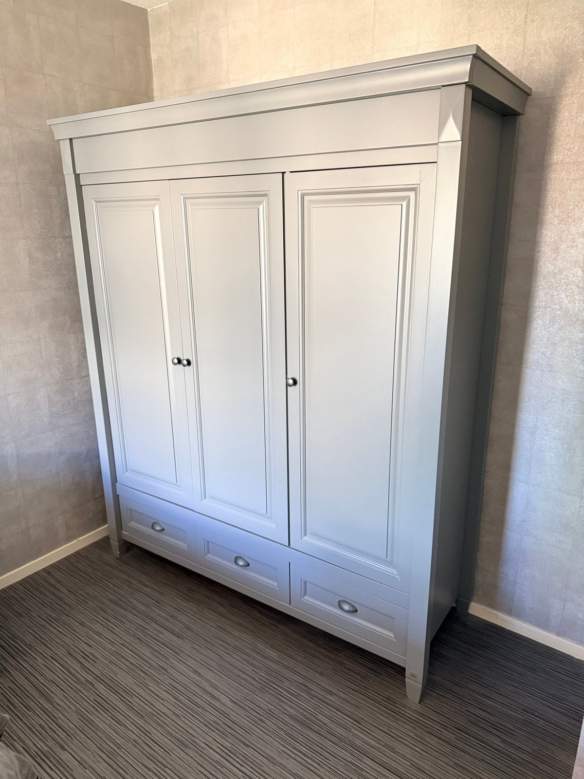 Grijze taupe Marbella kledingkast met 3 deuren en 3 lades, Ophalen, Gebruikt, 150 tot 200 cm, Met lade(s)