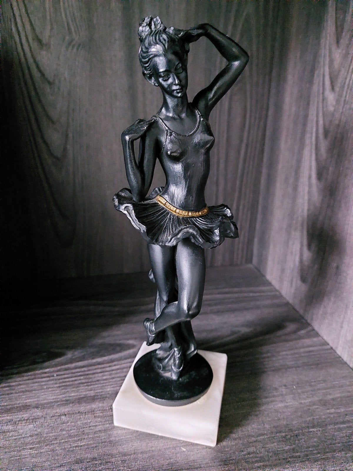 Elegante ballerina sculptuur op marmeren sokkel, Ophalen, Op sokkel, Beeld, 20 - 50 cm