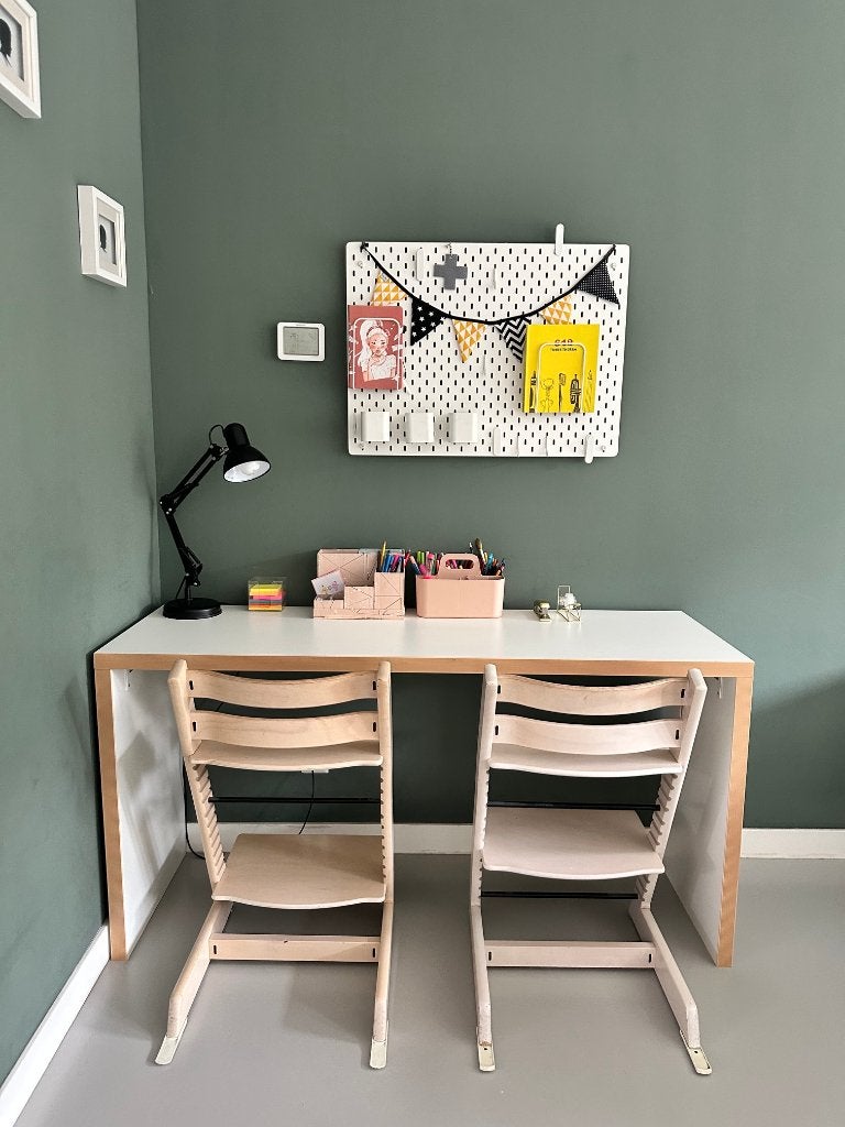 Kinderbureau + Trip Traps, Kinderen en Baby's, Kinderkamer | Tafels en Stoelen, Ophalen, Gebruikt, Tafel(s) en Stoel(en)