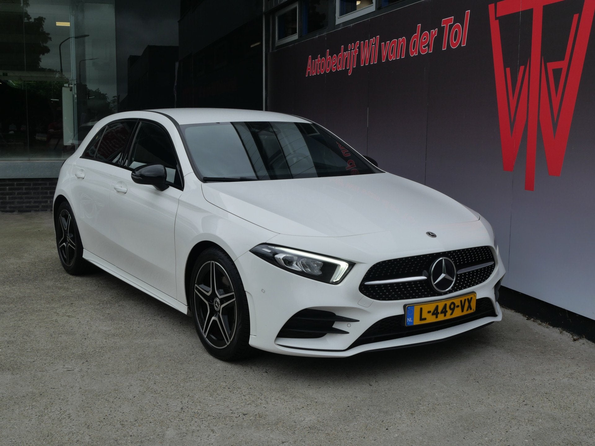 Mercedes-Benz A-Klasse 180 BUSINESS SOLUTION AMG | AUTOMAAT, Auto's, 136 pk, Gebruikt, 4 cilinders, Wit