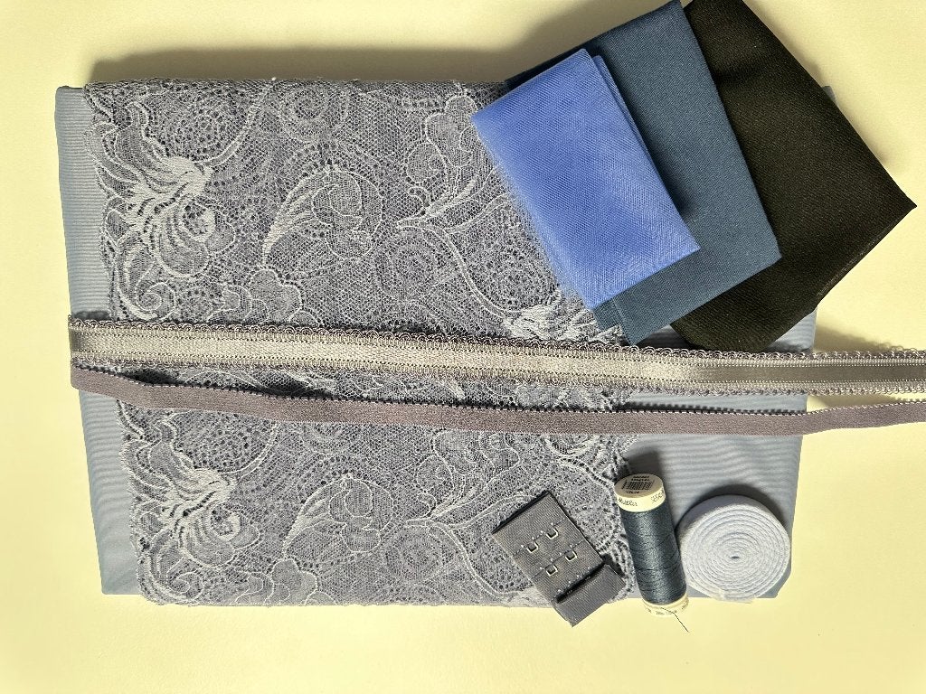 NR.82 DUSTY SLATE BLUE  LINGERIE COMPL. PAKKET REKBAAR KANT, Ophalen of Verzenden, Nieuw, Kant