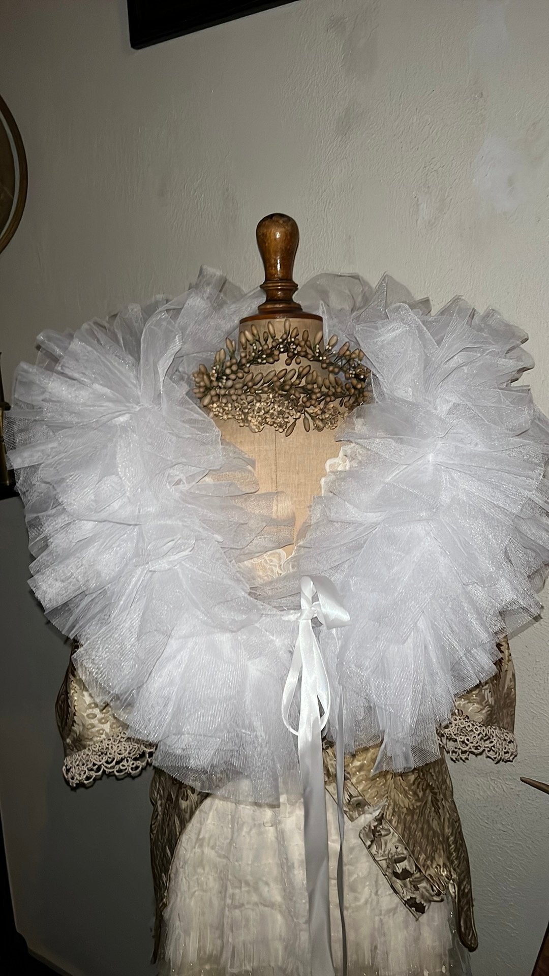 Witte volle tule stola met schitterend kransje.