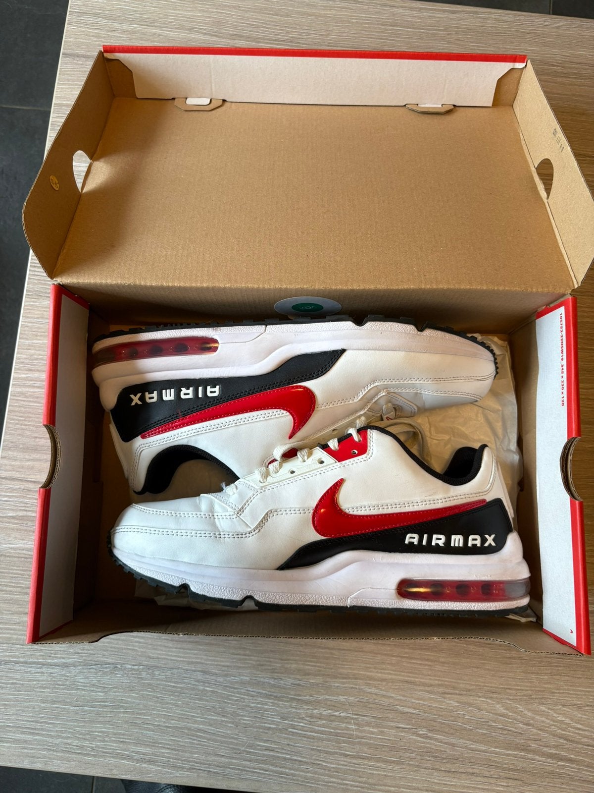 Nike Air Max LTD 3 44,5 White/University Red-Black ZGAN, Ophalen of Verzenden, Zo goed als nieuw, Zwart