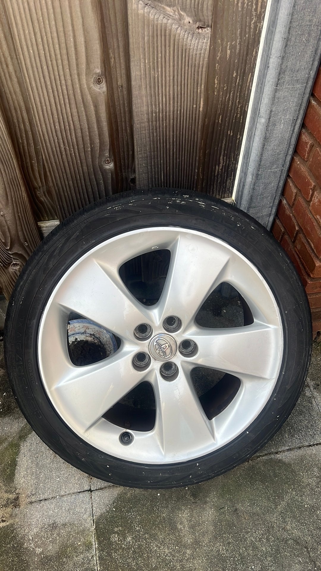Toyota Pruis Velg met zomerband 215/45 R17 91V XL, Auto diversen, Ophalen of Verzenden, Gebruikt