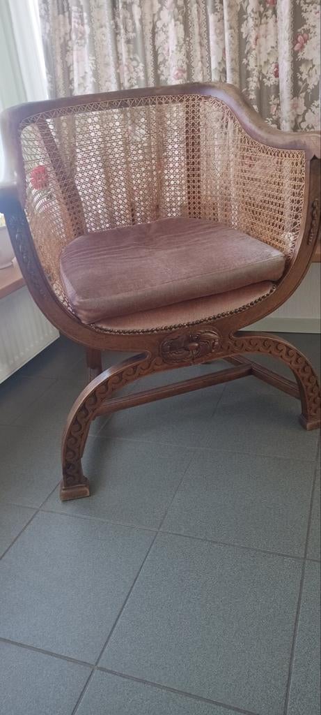 Houten stoel met rieten rugleuning en zitting, Ophalen