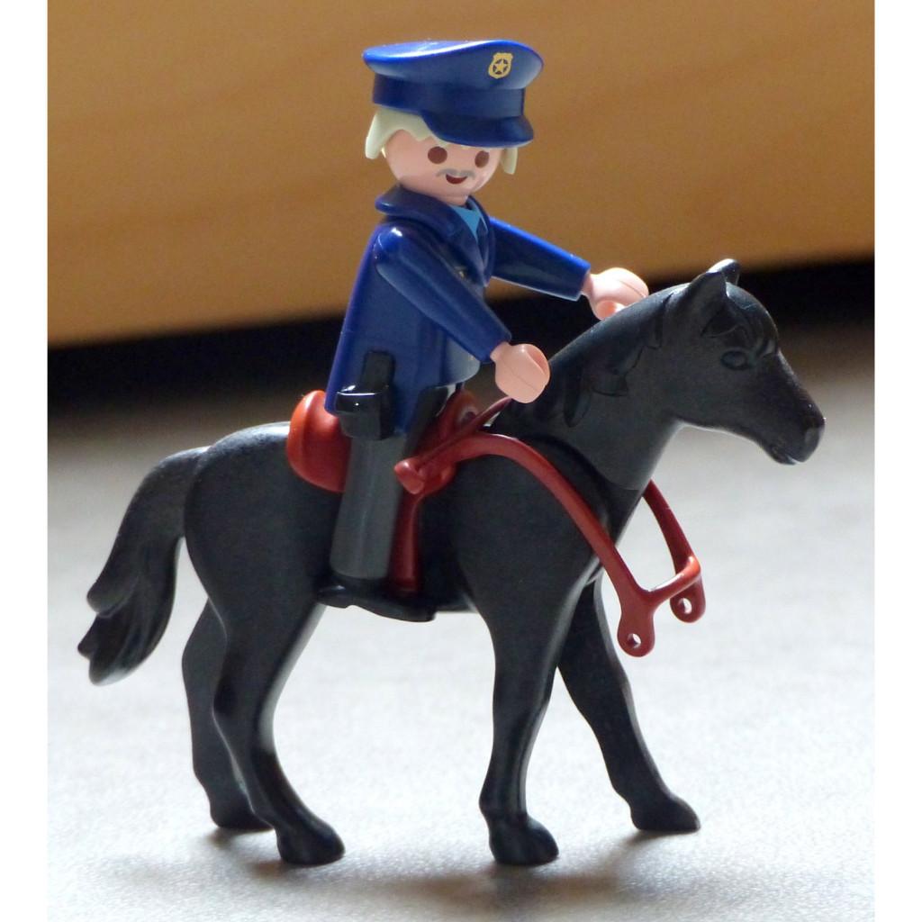 Playmobil set politieman op paard, Kinderen en Baby's, Speelgoed | Playmobil, Ophalen of Verzenden, Zo goed als nieuw, Complete set
