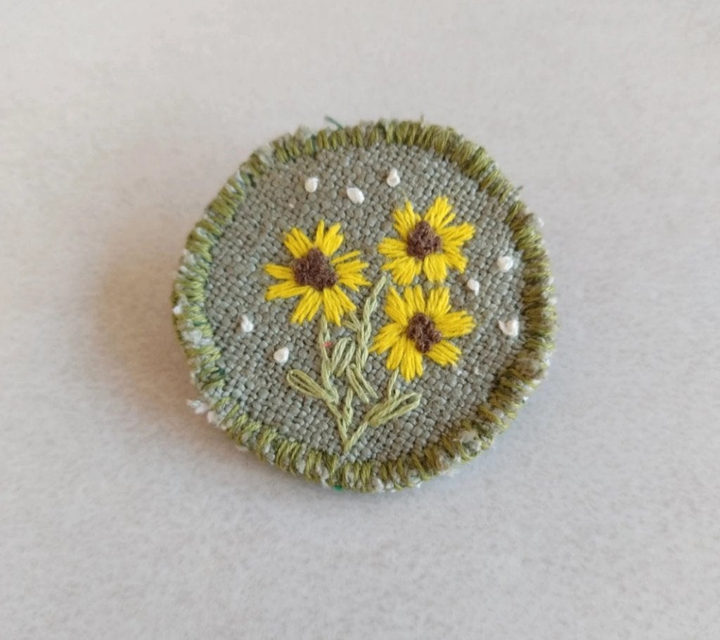 Handgemaakte broche rond geborduurd groen zonnebloemen, Overige materialen, 4 tot 7 cm, Nieuw, Ophalen of Verzenden
