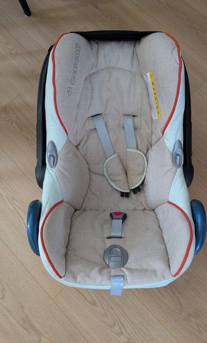 Beige Maxi Cosi, inclusief beschermhoes en winterzak, Ophalen, Zo goed als nieuw, Isofix, 0 t/m 13 kg