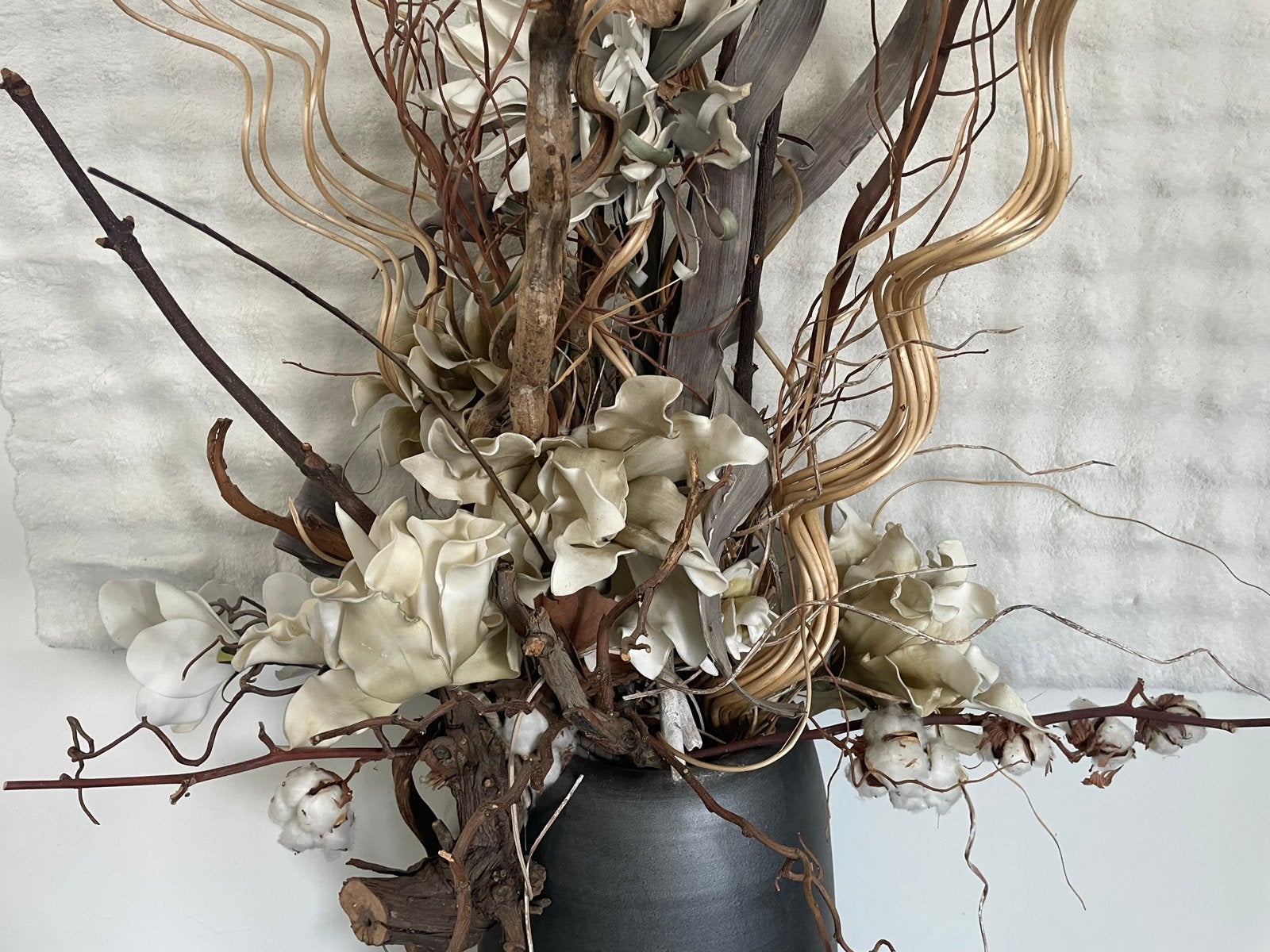 Grote decoratieve vaas met kunstbloemen en takken, Huis en Inrichting, Woonaccessoires | Vazen, Zo goed als nieuw, Zwart, Overige materialen