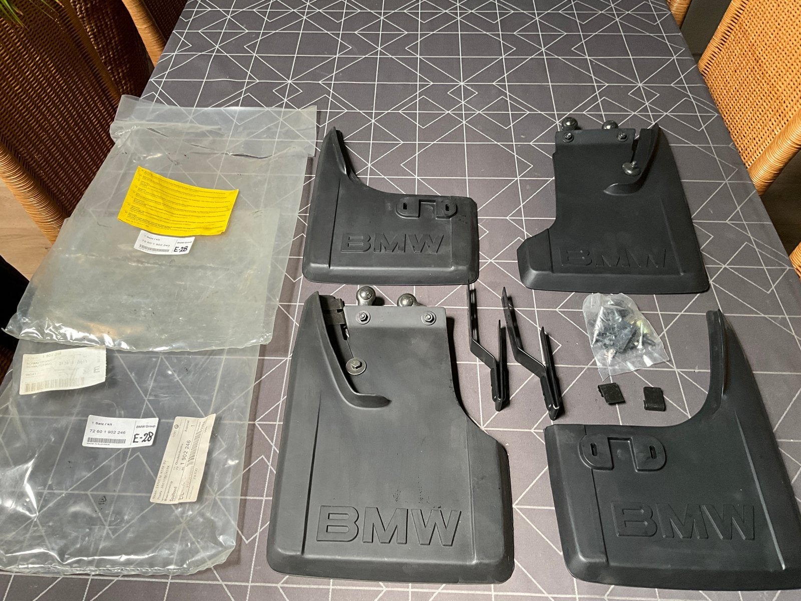 Originele BMW 5 Serie / E28 spatlappen achter (OEM-nieuw), Ophalen of Verzenden, Nieuw, Achter, BMW