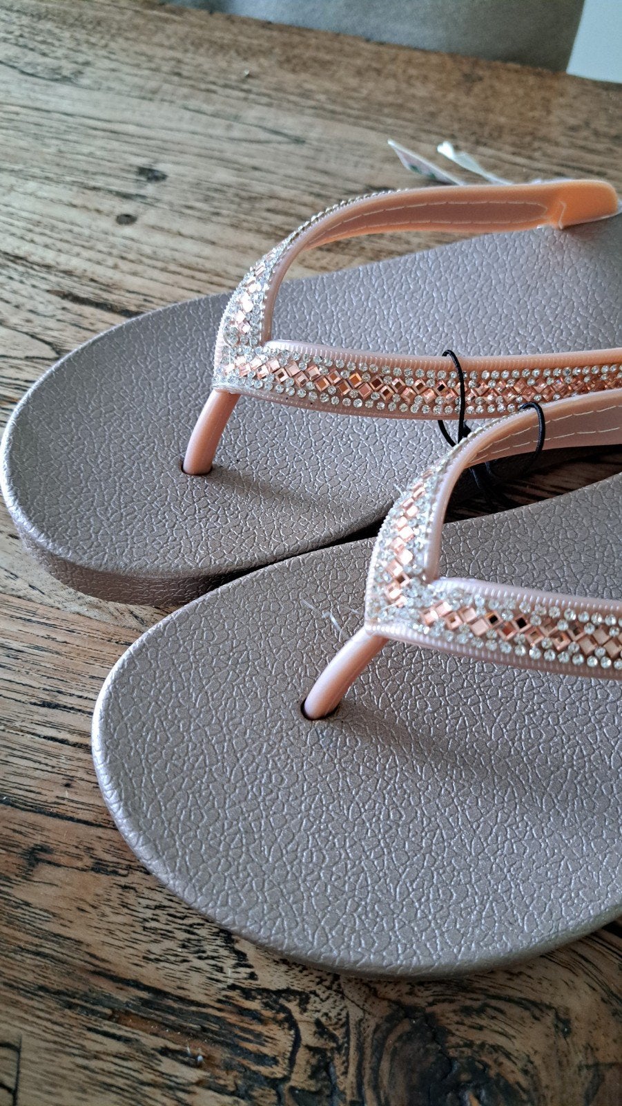 Leuke  nieuwe rosé teenslippers met een lage sleehak maat 40, Slippers, Nieuw, Ophalen of Verzenden, Roze