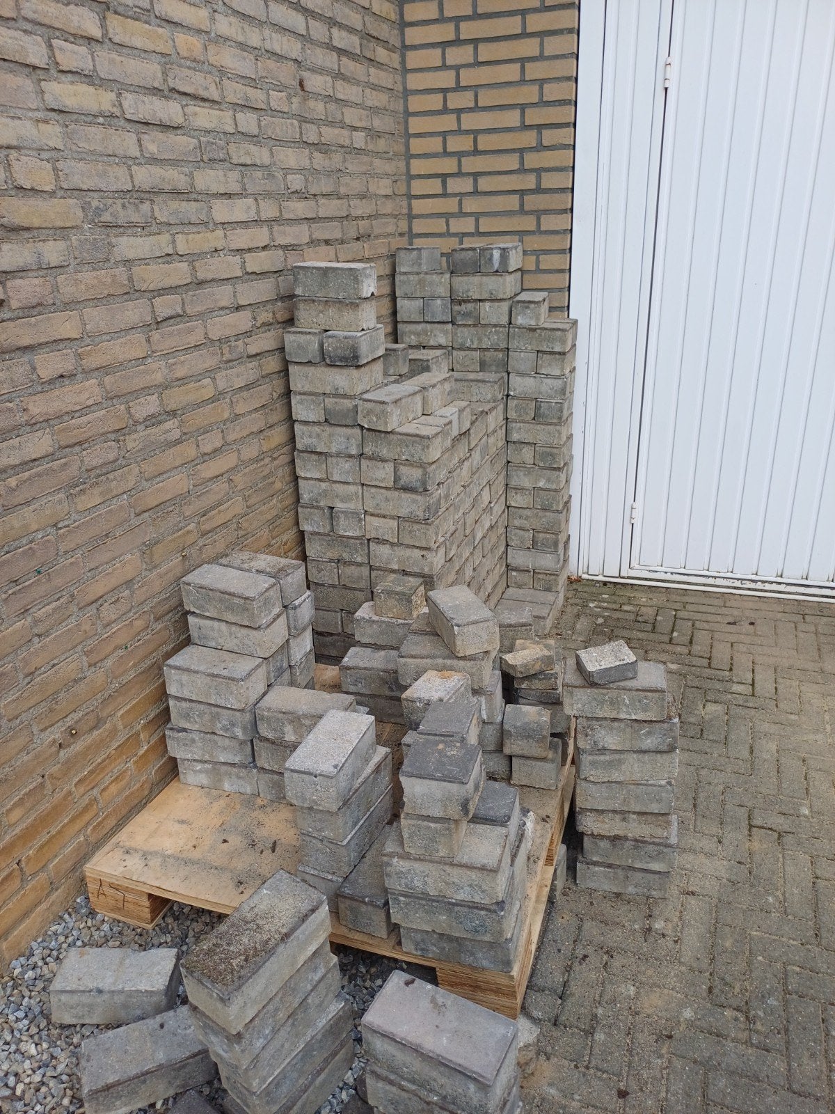 gratis afhalen betonnen klinkers (ca. 3 m²), Ophalen, Gebruikt, Klinkers, Minder dan 5 m²