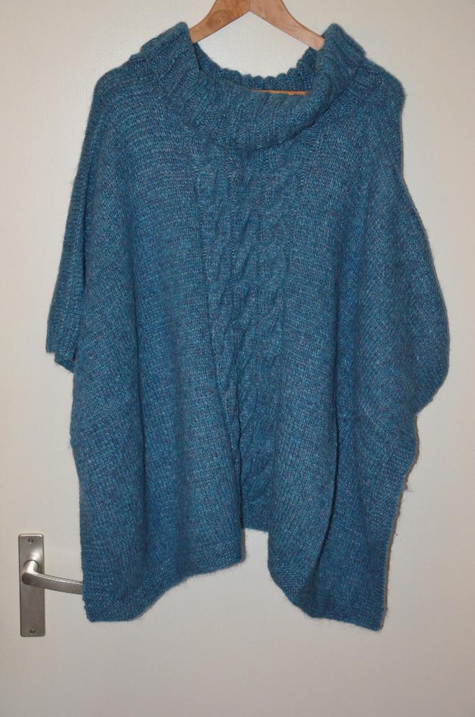 prachtige nieuwe handgebreide oversized wollen poncho, Blauw, Maat 46/48 (XL) of groter, Nieuw, Ophalen of Verzenden