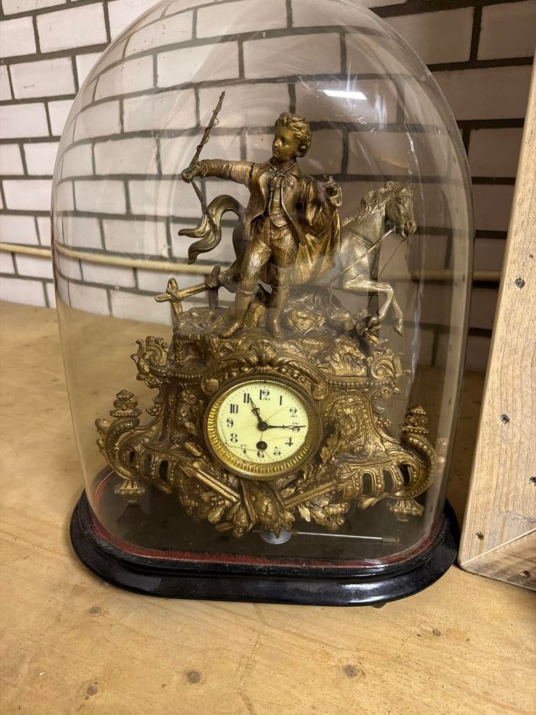 Antieke bronzen klok met ruiter onder glazen stolp, Antiek en Kunst, Ophalen of Verzenden