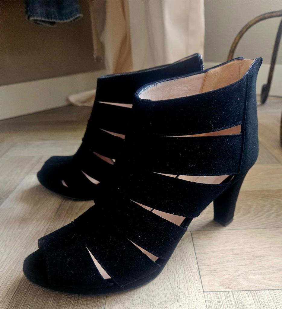 Lilian handgemaakte suède halfopen pumps - Zwart - Maat 41, Kleding | Dames, Schoenen, Ophalen of Verzenden